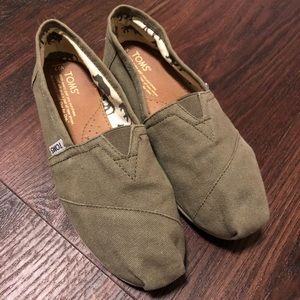 Toms olive green, size 7